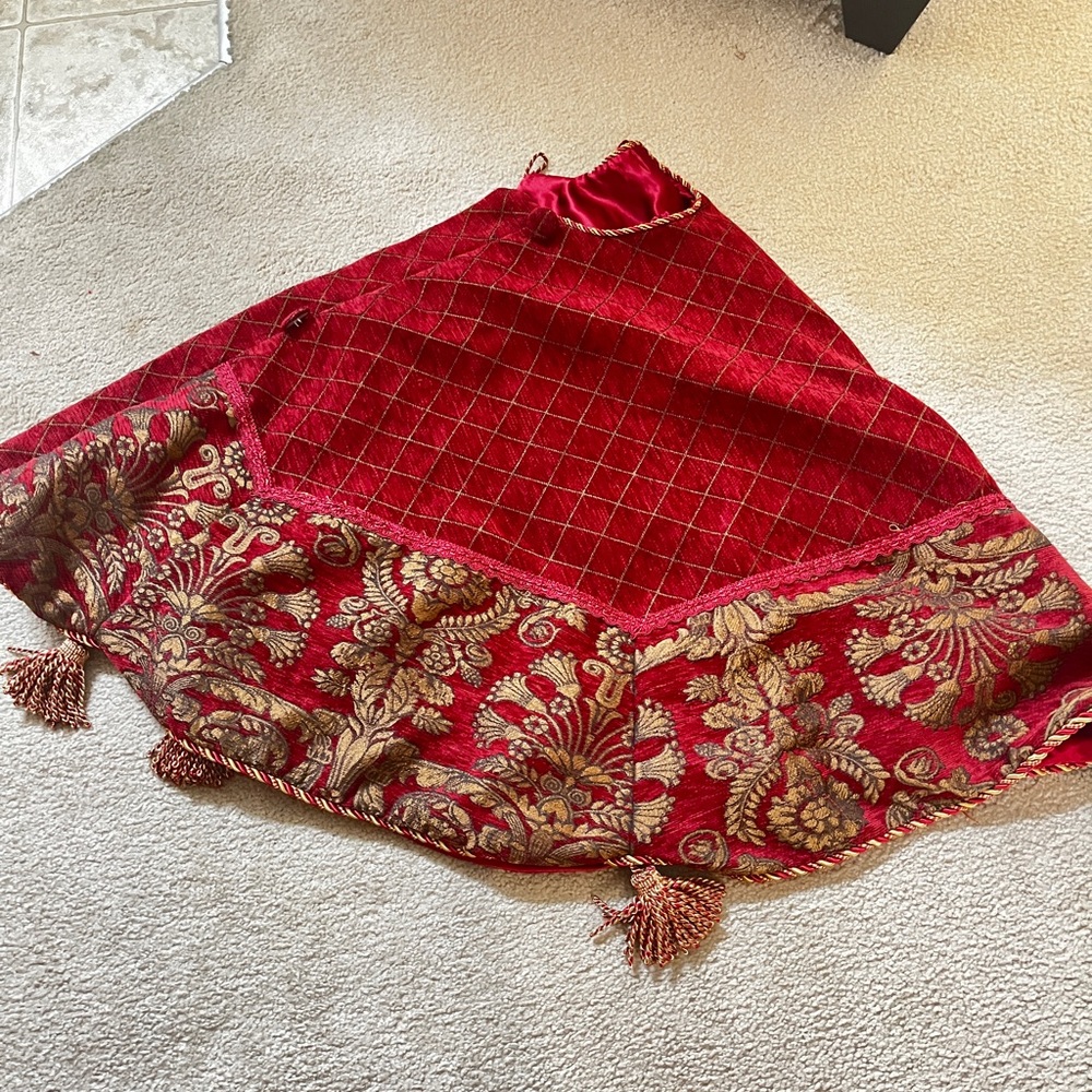Elegant Red and Gold Holiday Tree Skirt